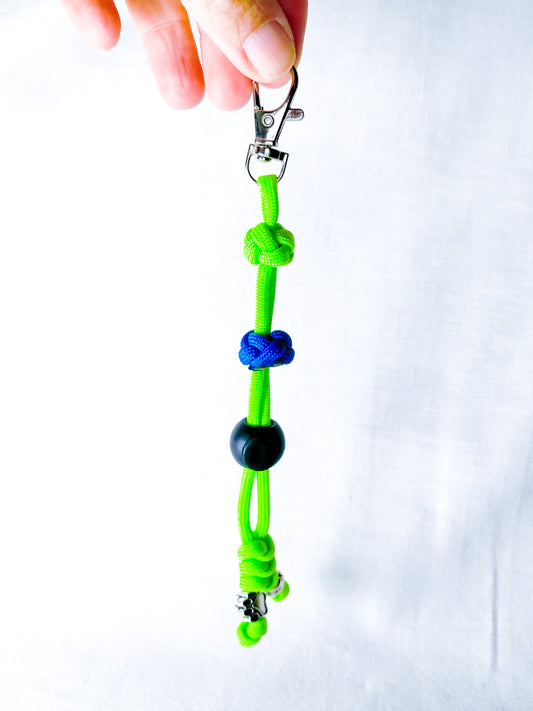 Pre-Made: Key Chain - 💩 Bag Holder (assorted colours) Neon Green (blue) Kim & Milly's Cords 4 Paws Paracord Handmade Dog Accessories Customizable Made in Germany Shipping worldwide