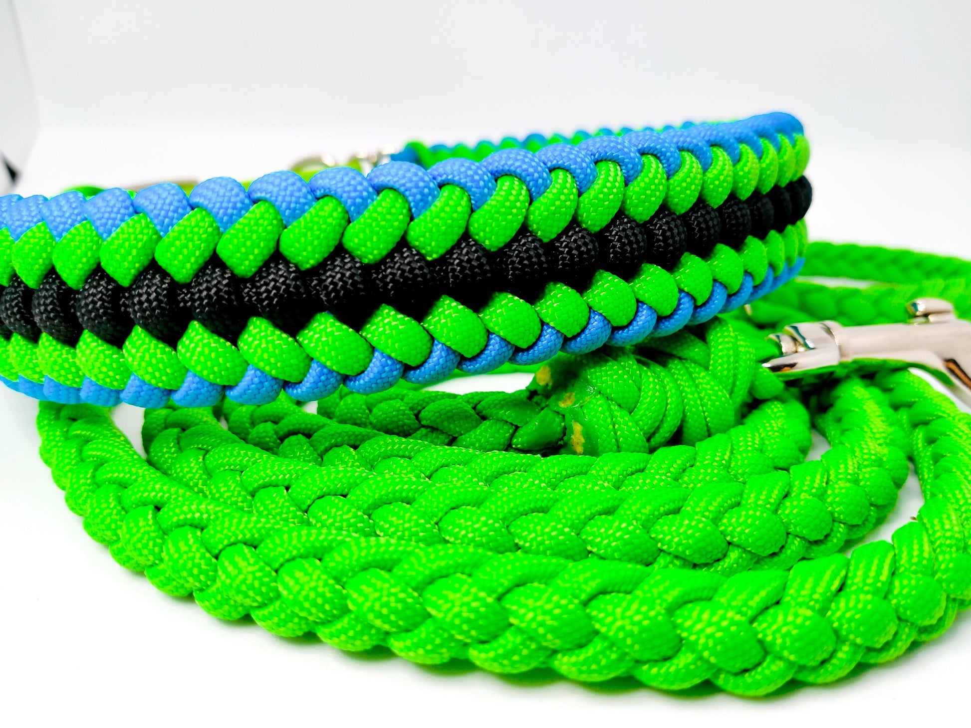 Adjustable Lead - 6 Strand Half Round Braid cords4paws Paracord Handmade Dog Accessories Customizable Made in Germany Shipping worldwide
