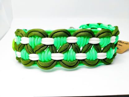 Dog Collar - Sadie's Posie Kim & Milly's Cords 4 Paws Paracord Handmade Dog Accessories Customizable Made in Germany Shipping worldwide