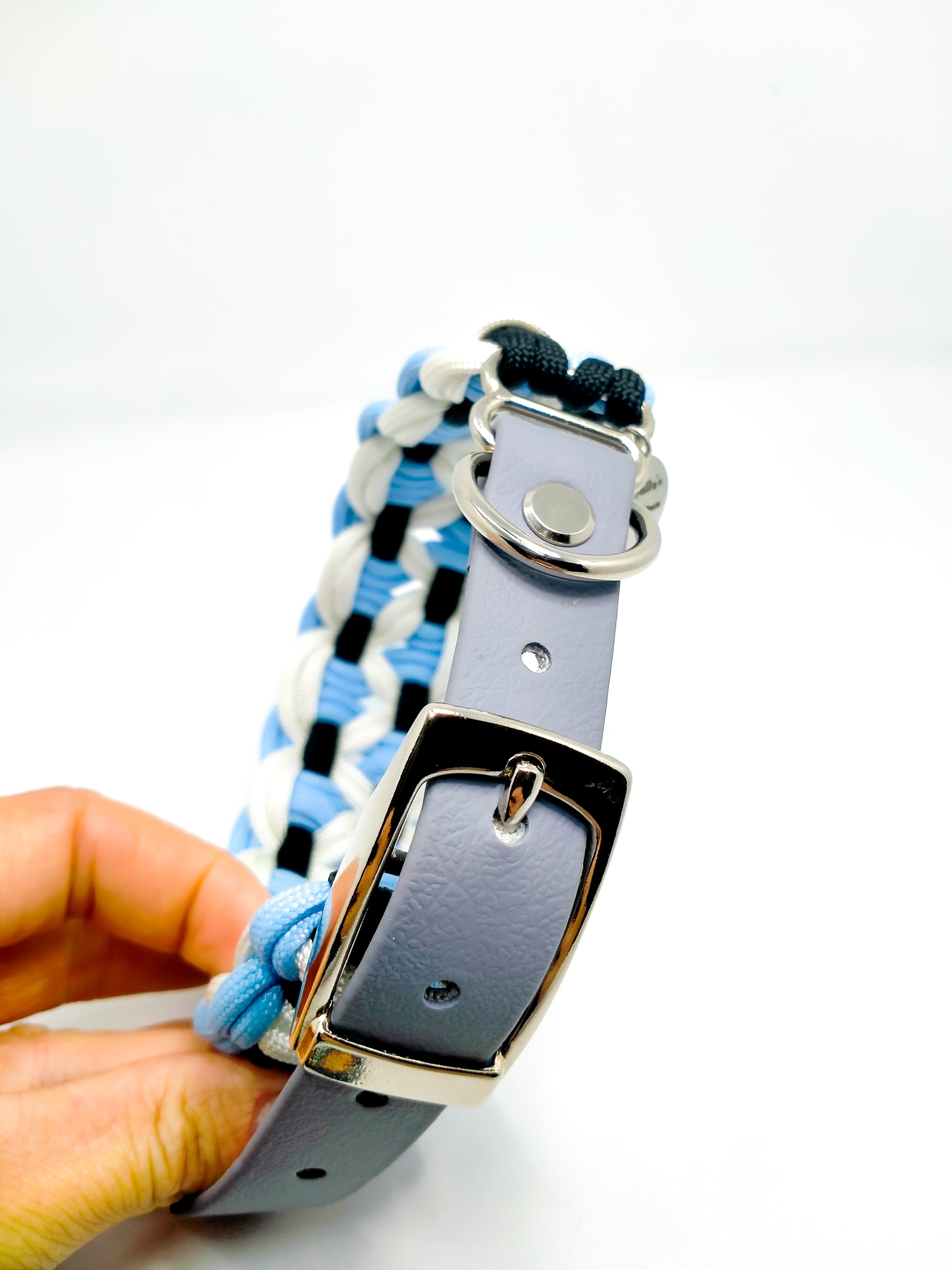 Dog Collar - Sadie's Posie Kim & Milly's Cords 4 Paws Paracord Handmade Dog Accessories Customizable Made in Germany Shipping worldwide