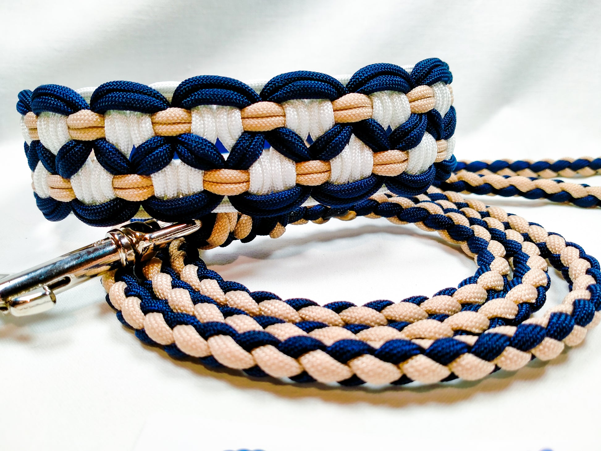 Pre Made: 4 Strand Round Braid Lead, Tan, Midnight Blue, 1.3m Kim & Milly's Cords 4 Paws Paracord Handmade Dog Accessories Customizable Made in Germany Shipping worldwide